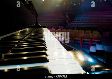 Piano Tastatur schwarz und weiß Thema Draufsicht mit dunklen Vignette Stockfoto