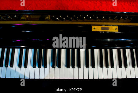 Piano Tastatur schwarz und weiß Thema Draufsicht mit dunklen Vignette Stockfoto