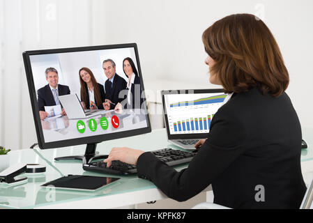 Geschäftsfrau Videokonferenzen mit Kollegen auf dem Computer Stockfoto