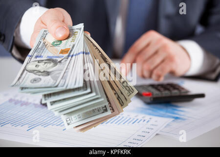 Des Menschen Hände halten Dollar Banknoten Stockfoto