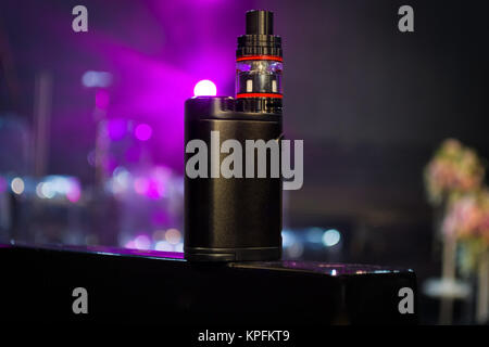 Elektronische Zigarette über bunten Hintergrund Stockfoto