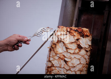 Man schneiden und vorbereiten Döner Stockfoto