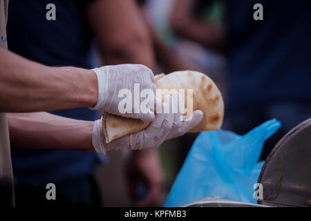 Man schneiden und vorbereiten Döner Stockfoto