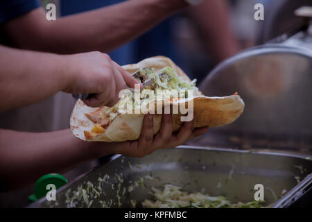 Man schneiden und vorbereiten Döner Stockfoto