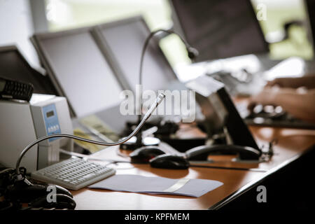 Flight Control Equipment in der Traffic Control Tower am Flughafen Stockfoto