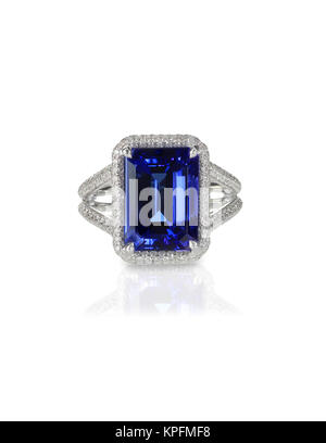 Große Emerald cut sapphire Engagement fashion Ring mit Halo Einstellung und Diamanten ebnen Stockfoto