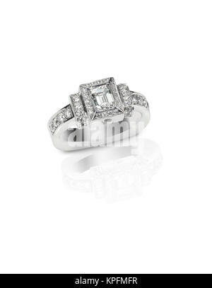 Schöne diamantene Hochzeit engagment ring Emerald cut Stockfoto