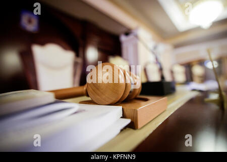 Judge's Hammer in einem Gerichtssaal Stockfoto