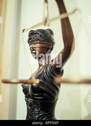 Bronzestatue der Blinden und unparteiischen Dame Justiz holding Skalen Stockfoto