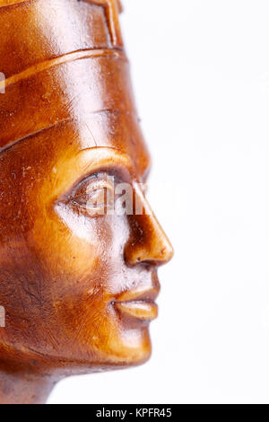 Angesichts der hölzerne Statue, Pharao, isoliert. Stockfoto