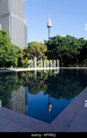 Sydney Tower spiegelt sich im Teich, Hyde Park, Sydney, New South Wales, Australien Stockfoto