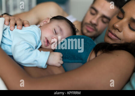 Sehr nette Familie liegen in Stockfoto