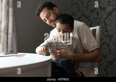 Vater und Sohn kleben Stockfoto