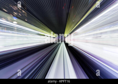 Die Geschwindigkeit der Bewegung auf der Straße bei Nacht Stockfoto