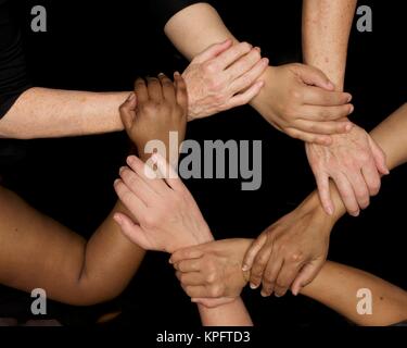 Hände von vielen Farben in harmonischen Vielfalt und Herzen vereinen sich Teamarbeit Stockfoto