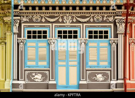 Traditionelle Erbe Singapur shop Haus mit markanten blauen und braunen und weißen Fensterläden aus Holz im historischen Joo Chiat Road Stockfoto