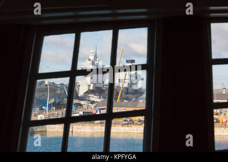 HMS Queen Elizabeth Flugzeugträger aus dem Inneren der Sieg bei Portsmouth Historic Dockyard, Portsmouth, Hants UK im Dezember gesehen Stockfoto