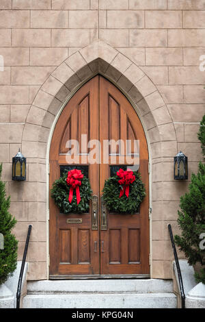 Weihnachten Kränze auf der bezaubernden Kirche Tür. Stockfoto