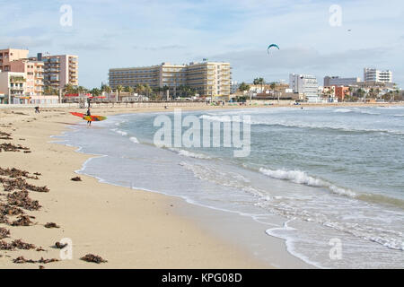 PLAYA DE PALMA, MALLORCA, SPANIEN - 14. Dezember 2017: Kitesurfen auf dem Winter Strand an einem windigen Tag am 14. Dezember 2017 auf Mallorca, Balearen Inseln Stockfoto