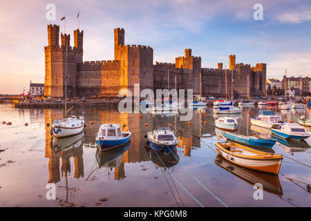 North Wales caernarfon North Wales Caernarfon North Wales Caernarfon Castle Sonnenuntergang Caernarfon Bay Mündung Gwynedd North Wales UK EU Stockfoto