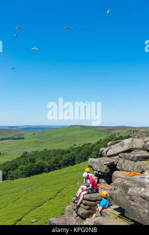 Peak District Derbyshire Peak District National Park stanage edge Leute, Klettern und Paragleiten an einem Sommertag Derbyshire Peak District England GB Stockfoto