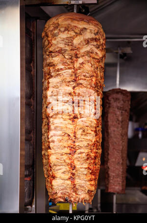 Gyros oder Döner, Naher Osten traditionelles Essen. Scheiben von Fleisch auf einem vertikalen Spieß Stockfoto