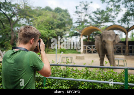 Ho Chi Minh City, Vietnam - Dezember 05, 2017: der Mann, der Elefanten fotografieren mit seiner Kamera in Ho Shi min. zoo, Vietnam Stockfoto