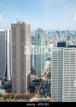 Tokyo, Japan - 19. Februar 2014: Blick auf den Mode Gakuen Cocoon Tower, ein 50-stöckiges Gebäude im Bezirk Shinjuku, Tokio. Stockfoto