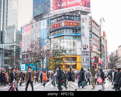 Tokyo, Japan - 19. Februar 2014 - Shibuya Crossing, einem der weltweit meisten überfüllten Fußgängerzone durchquert. Stockfoto