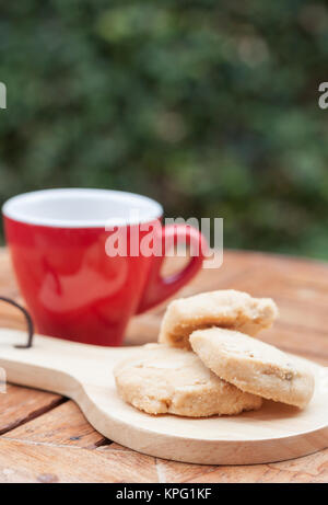 Cashew Kekse mit Kaffeetasse Stockfoto