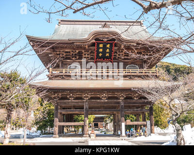 Das Sanmon-tor hindurch an Kencho Ji-Tempel in Kamakura ist einer der wichtigsten des Zen-buddhismus in Japan (Text Übersetzung: Sanmon-Tor hindurch, Kencho Ji) Stockfoto