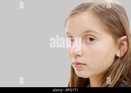 Portrait von pre Jugendmädchen auf grauem Hintergrund Stockfoto