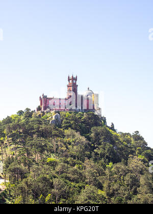 Blick auf die beeindruckende Palacio de Pena (da Pena Palast) in Sintra, Portugal Stockfoto