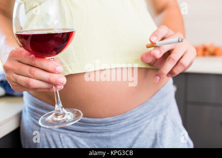 Frau schwanger ist, aber Trinken und Rauchen Stockfoto