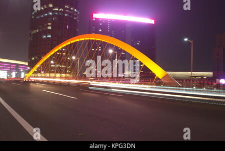 In der Nacht. Slow Shutter mit der Moderne Brücke in Tianjin Stadt. Reisen in Tianjin, China, 19. Oktober, Jahr 2017 Stockfoto