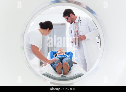 Arzt, Patient und Krankenschwester am ct Stockfoto