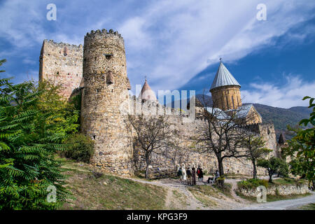 Ananuri Burganlage auf dem Aragvi Fluss in Georgien. Europa. Ananuri Schloss liegt ca. 70 Kilometer von Tiflis entfernt. Stockfoto