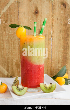 Smoothie aus verschiedenen Früchten Stockfoto