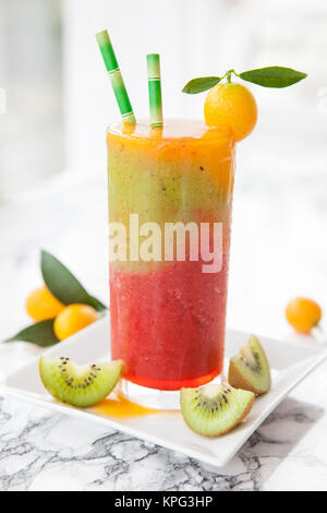 Smoothie aus verschiedenen Früchten Stockfoto