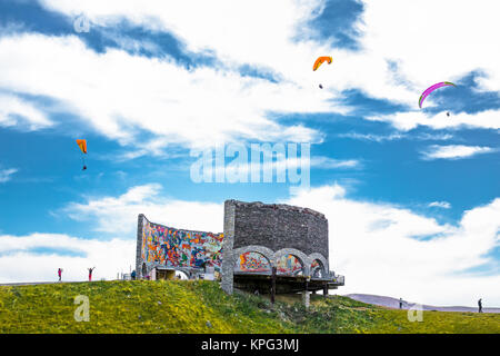 GUDAURI, Georgie - Okt 7, 2016: Paragliding über Berge von Gudauri auf Okt 7, 2016. Georgien. Europa. Stockfoto