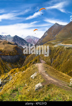 Paragliding über Berge von Gudauri. Georgien. Europa. Stockfoto