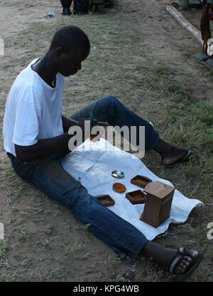 Mosambik, Flohmarkt, afrikanischen Mann schnitzen Mini Kommode in Ponta Do Ouro Stockfoto