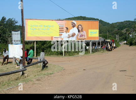 Mosambik, Plakat-Werbung-Mcel mit Marktständen im Hintergrund in Ponta Do Ouro Stockfoto