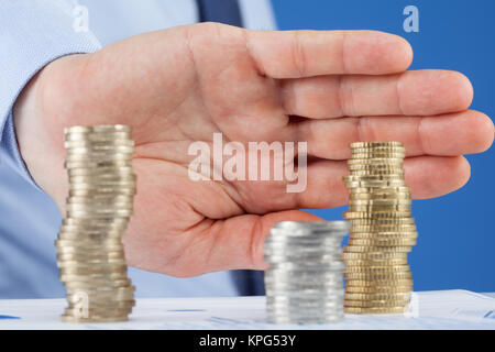 Geschäftsmann wegdrücken Spalte von Euro-Münzen Stockfoto