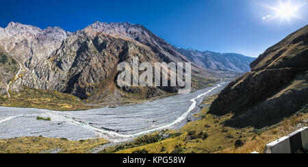 Gveleti High Valley, schöne Landschaft entlang der Georgian Military Road, Kaukasus, Georgien, Europa Stockfoto