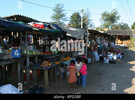 Mosambik, Flohmarkt, Verkauf von Lebensmittel in Ponta Do Ouro Stockfoto