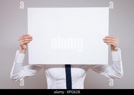 Nicht erkennbare Geschäftsfrau Holding ein leeres Plakat Stockfoto