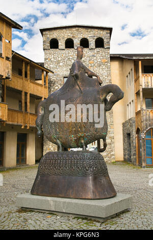 MESTIA GEORGIEN - Nov 10, 2016: Denkmal der Königin Tamar im Zentrum öffentlichen Platz in Mestia (Swanetien), auf Jun 10, 2016, Georgien, Europa. Stockfoto