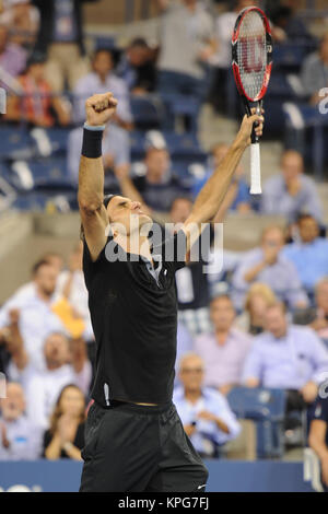 FLUSHING NY-SEPTEMBER 04: Roger Federer besiegt Gael Monfils Tag zehn der 2014 US Open am USTA Billie Jean King National Tennis Center am 3. September 2014 in der Nähe der Queens Borough von New York City Personen: Roger Federer Stockfoto