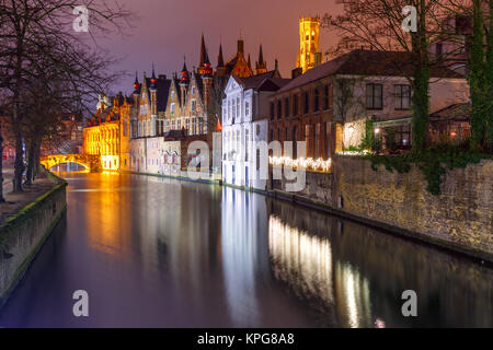 Nacht Turm Belfort und der grüne Kanal in Brug Stockfoto